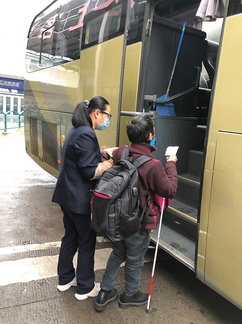 扶盲人上車.jpg